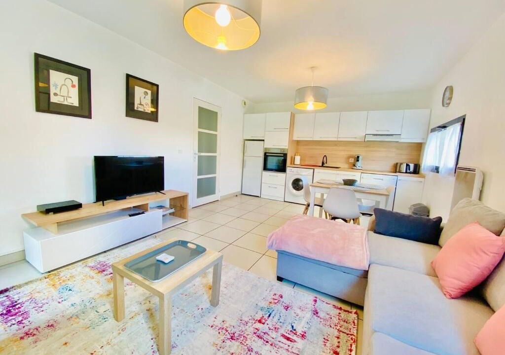 La Gare Apartment | 2-BEDROOM CITY CENTER APARTMENT WITH BALCONY AND ELEVATOR