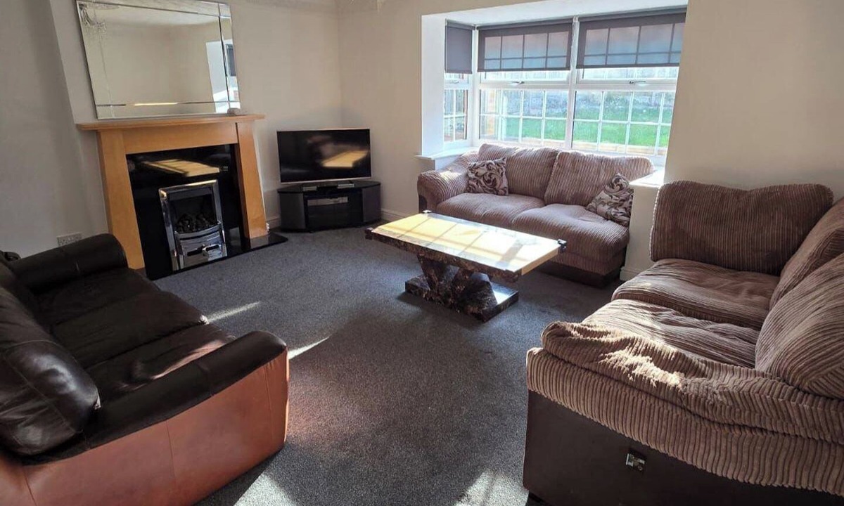 Handsworth House | Spacious Central Home - Sleeps 7, Garden & Parking