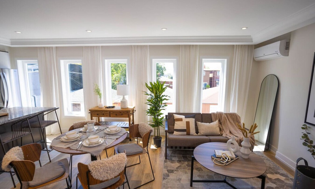 Rockcliffe - Smythe Apartment | Sleek 3-BDR Apartment in Toronto (Unit #1)