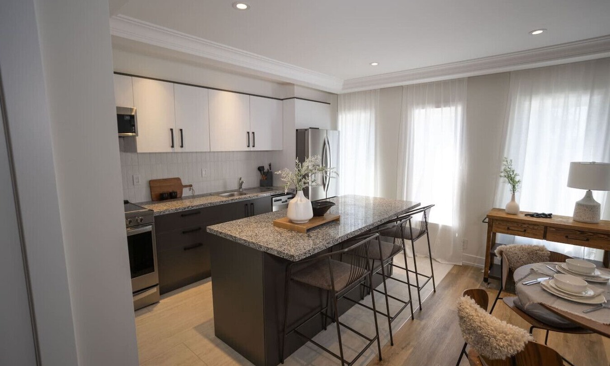 Rockcliffe - Smythe Apartment | Bright 3-BDR Apartment In Toronto (Unit #2)