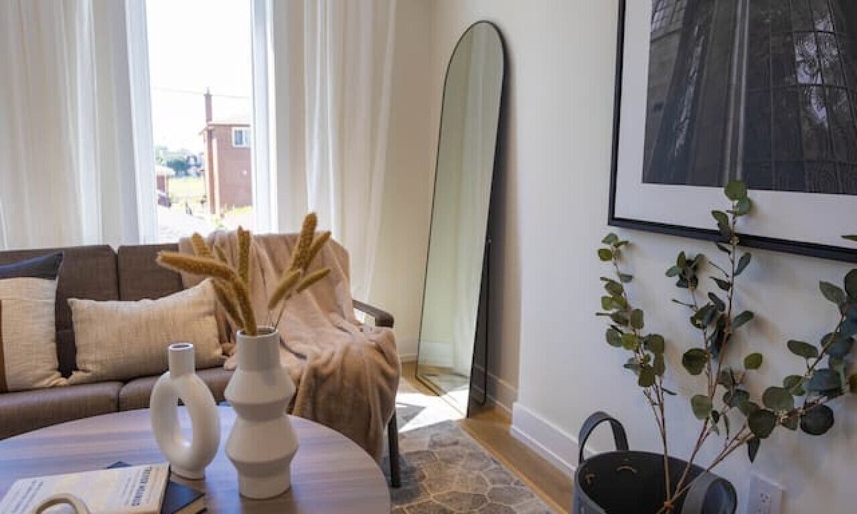 Rockcliffe - Smythe Apartment | Spacious 2-BDR Apartment in Toronto (Unit #4)