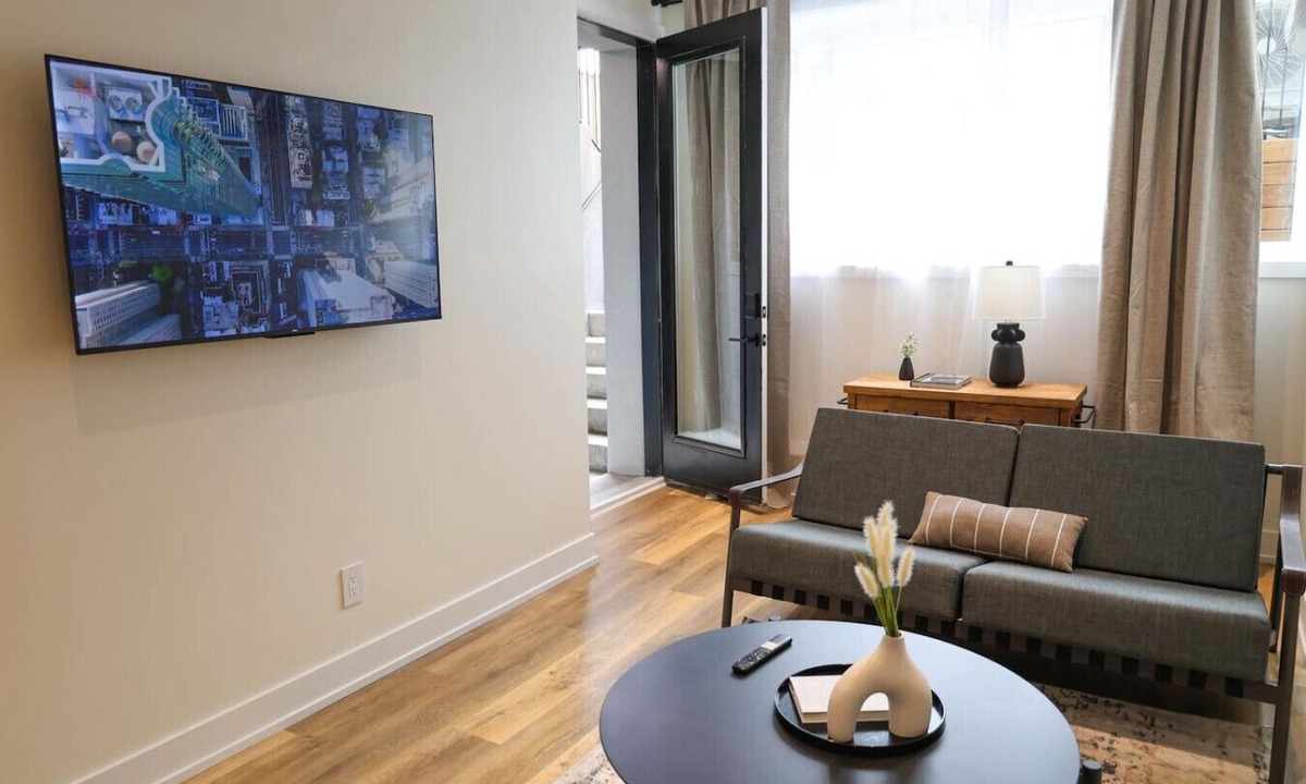 Rockcliffe - Smythe Apartment | Spacious 2- BDR Apartment in Toronto (Unit #3)