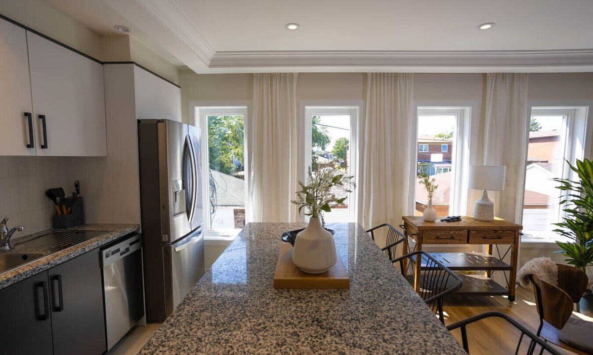 Rockcliffe - Smythe Apartment | Modern 2-BDR Apartment in Toronto (Unit #1)