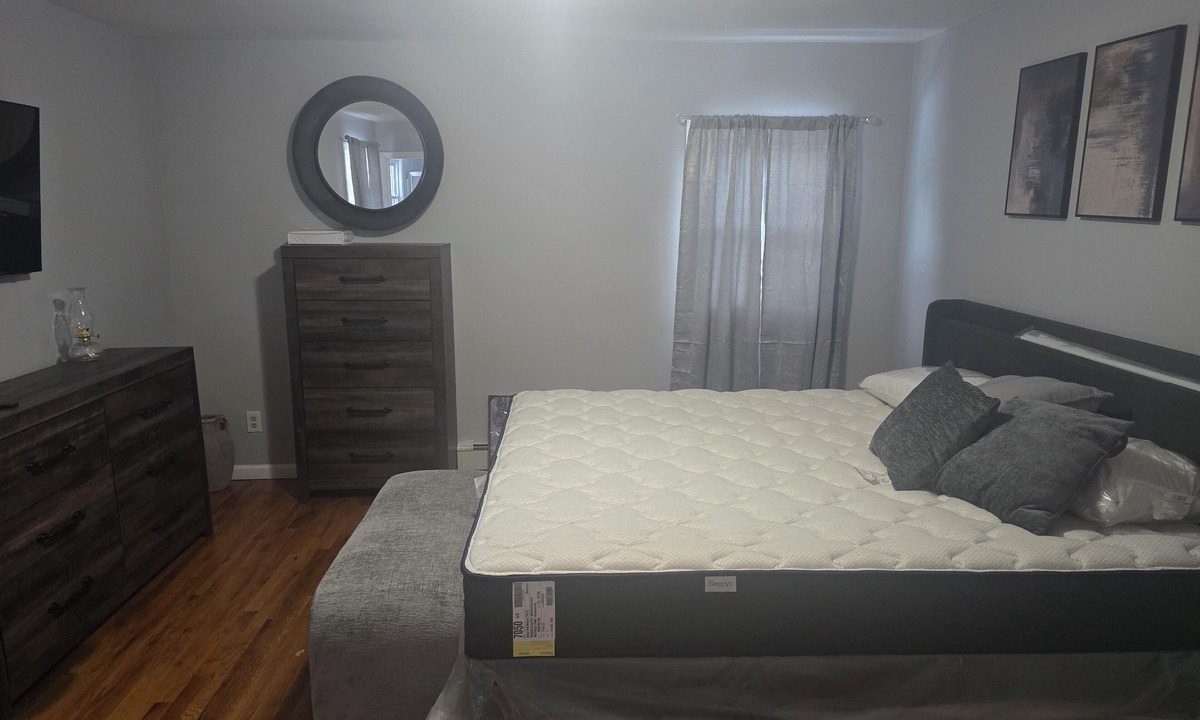 Newburgh House | Fully furnished master king bedroom with it's own full bathroom