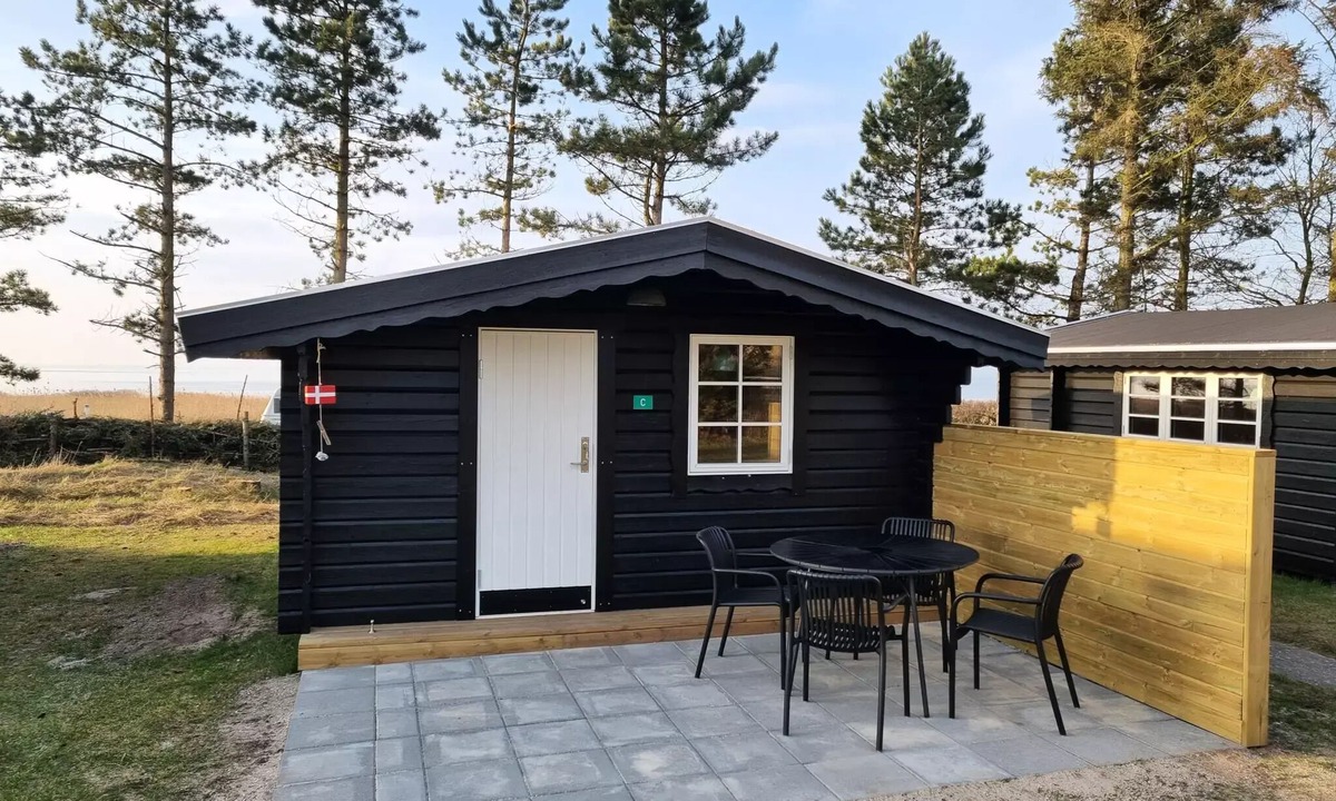 Hvalpsund Cabin | Small 4-person chalet