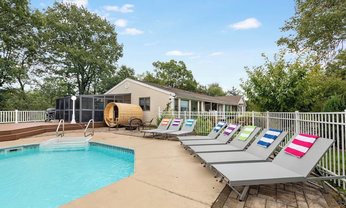 Monroe House | 5BR Home with Sauna & Pool Hot tub Fire pit