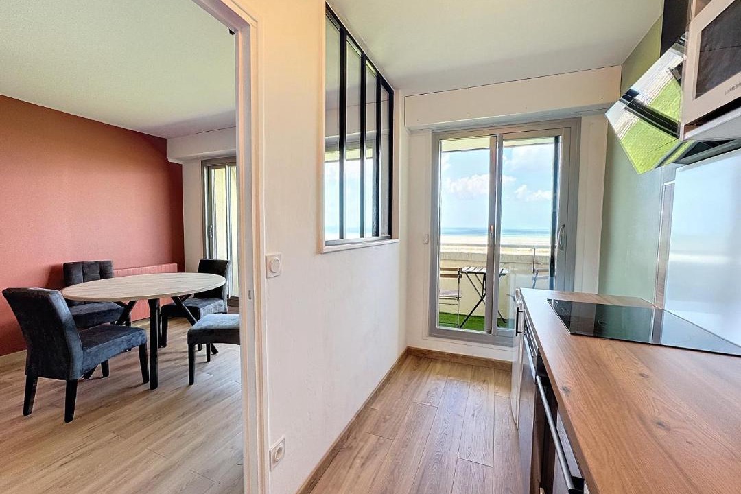 Lion-sur-Mer Apartment | Appartement face mer, avec accès direct à la plage