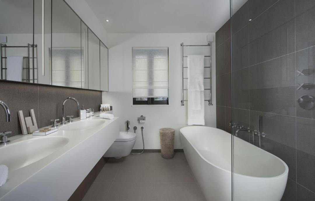 Saint-Tropez Cabin | Water's Edge