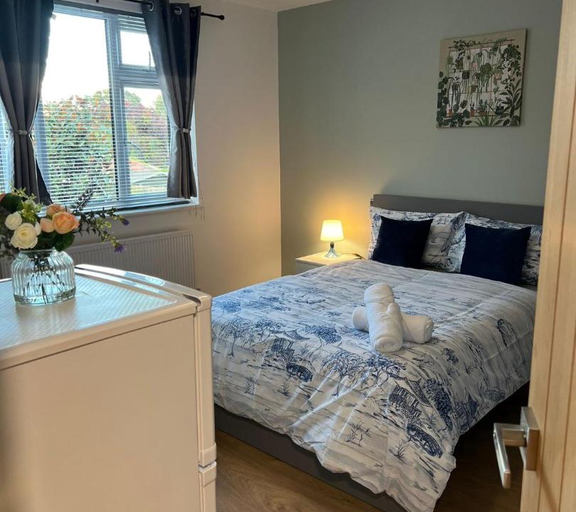Feltham West House | Sunset En-Suite-free parking