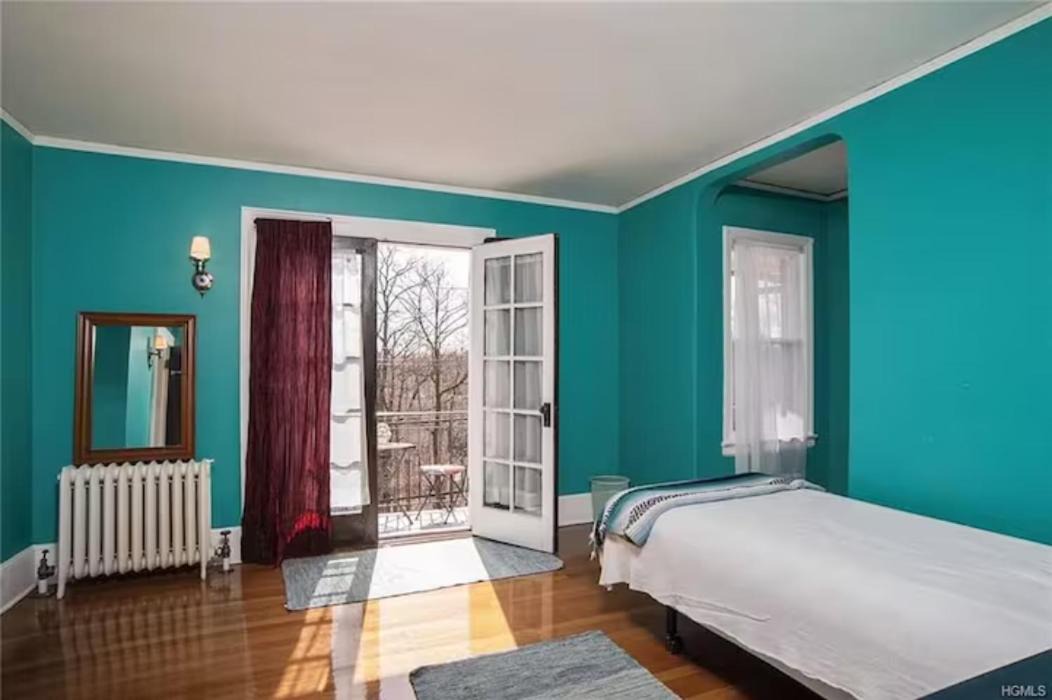 White Plains House | Balcony Room At Cozy Homeva