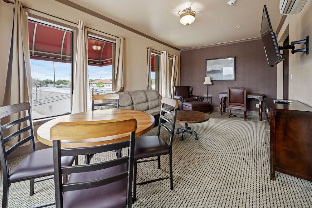 Photo of Livingroom in Gonzales