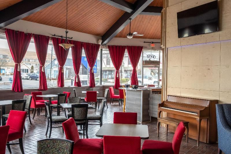 Photo of Livingroom in Main Street Hyannis