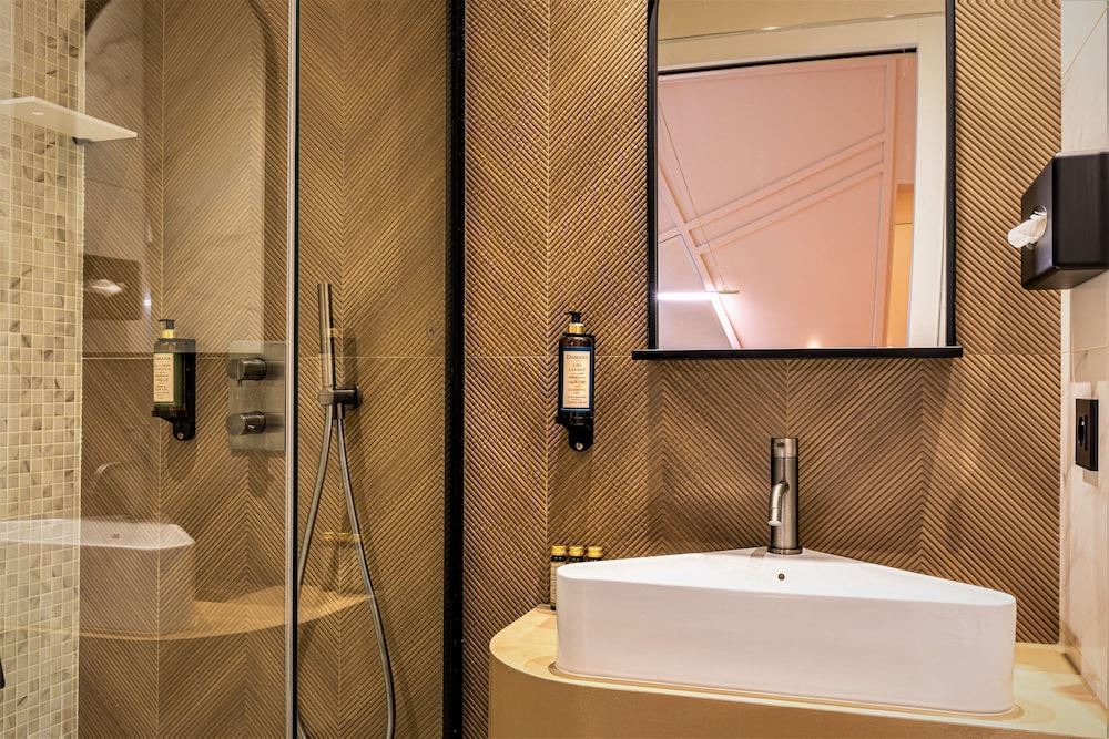 Photo of Bathroom in Quartier du Faubourg-Montmartre
