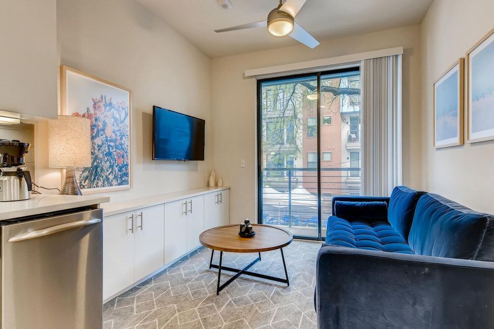 Photo of Livingroom in East Cesar Chavez