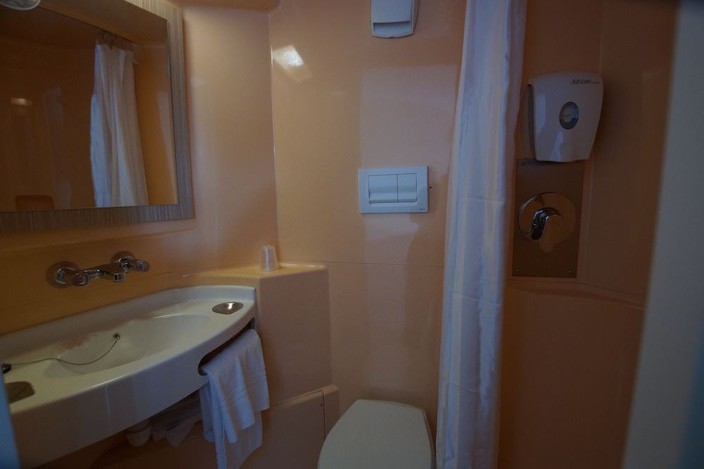 Photo of Bathroom in Saint-Lambert-des-Levees