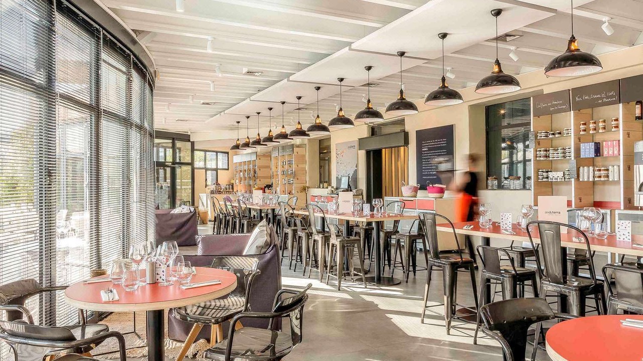 Photo of Others in Valence