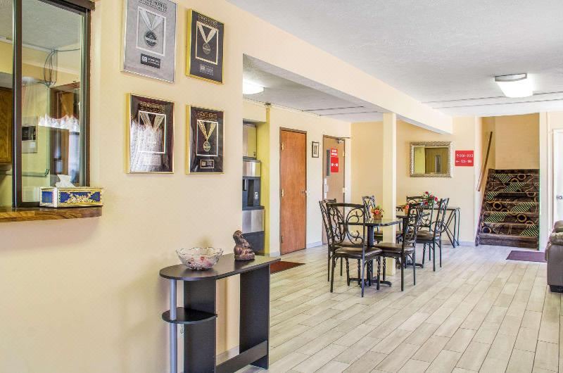 Photo of Livingroom in Lansing
