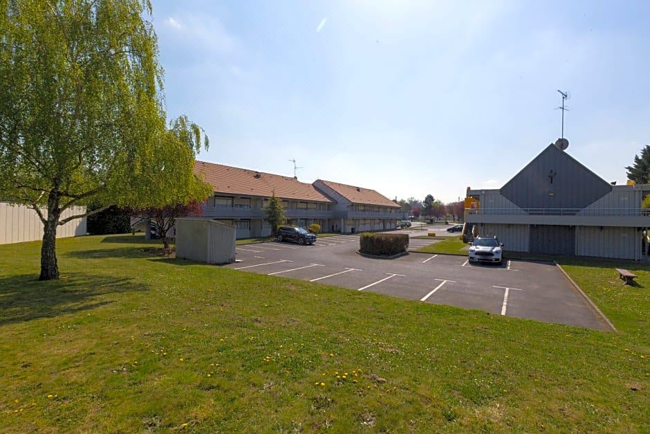 Photo of Buildings in Chaumontel