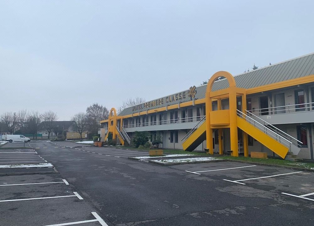 Photo of Buildings in Chaumontel