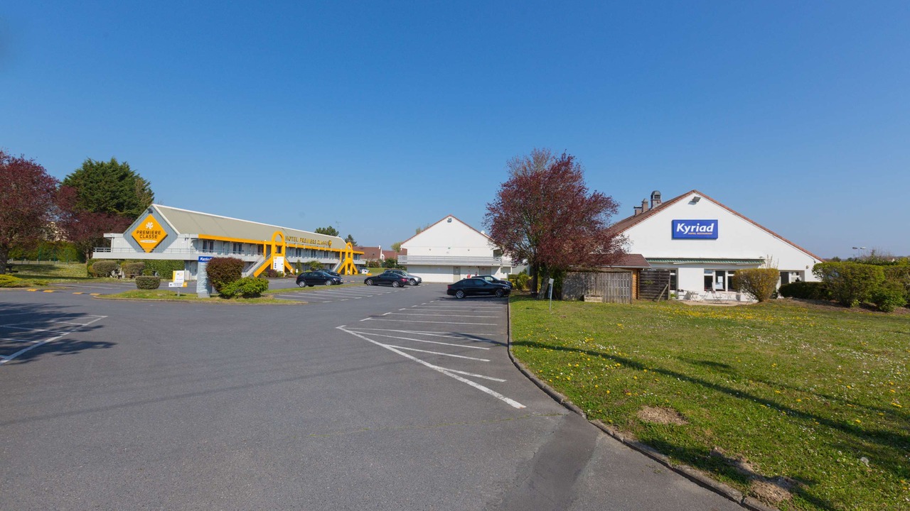 Photo of Buildings in Chaumontel