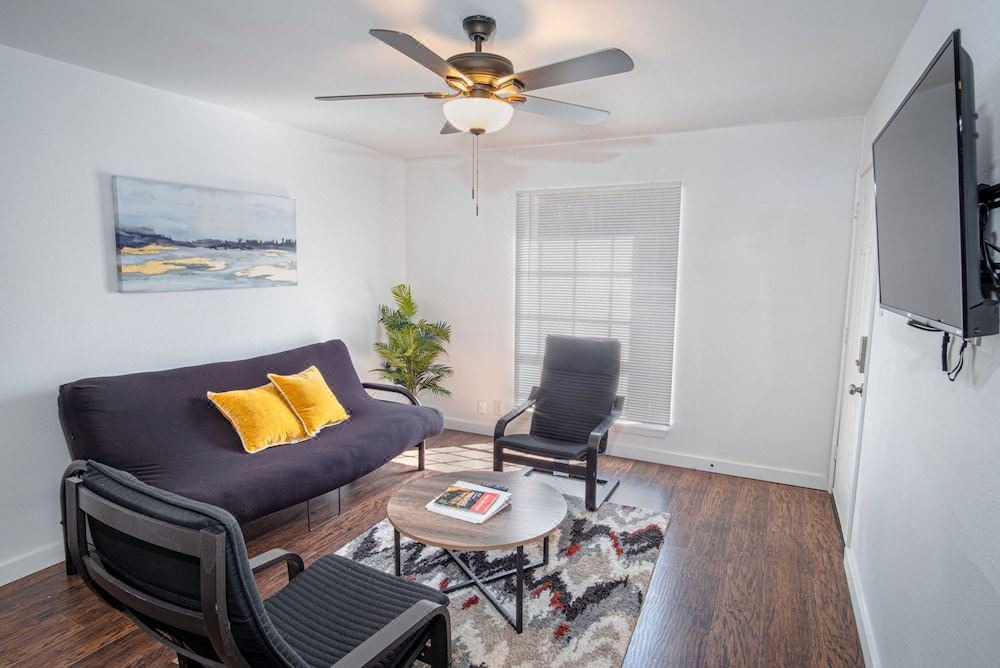 Photo of Livingroom in Midtown