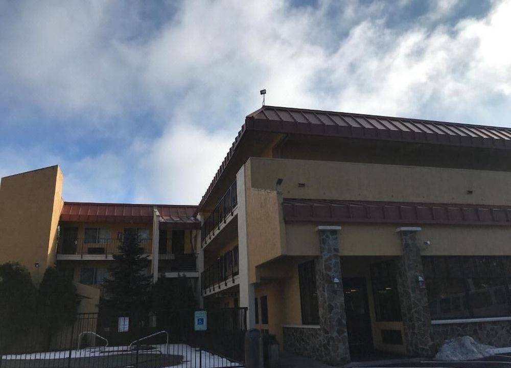 Photo of Buildings in Cornwall Park