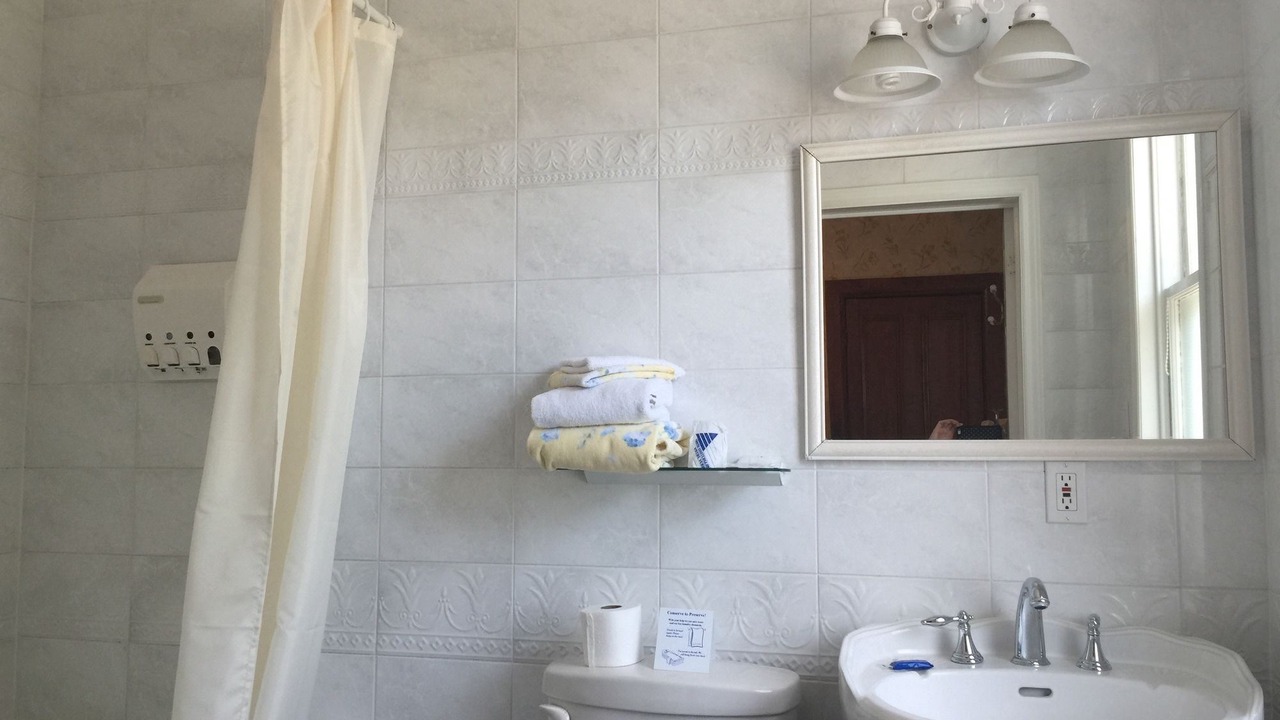 Photo of Bathroom in Queens Square