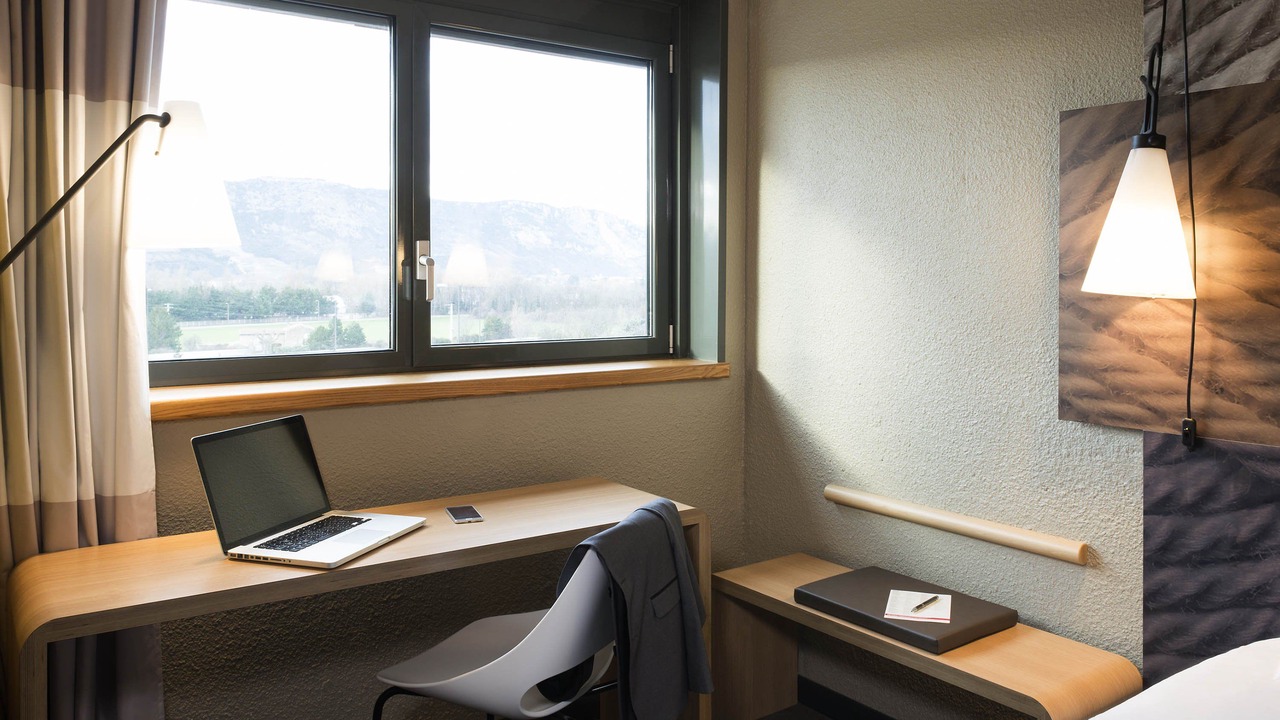 Photo of Others in Valence