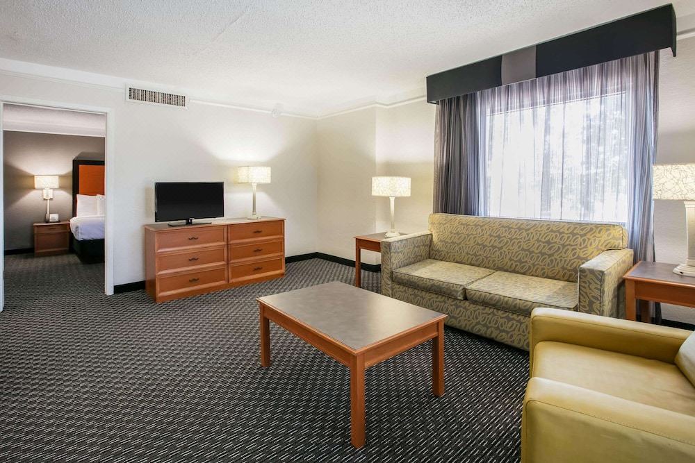 Photo of Livingroom in Knox - Henderson