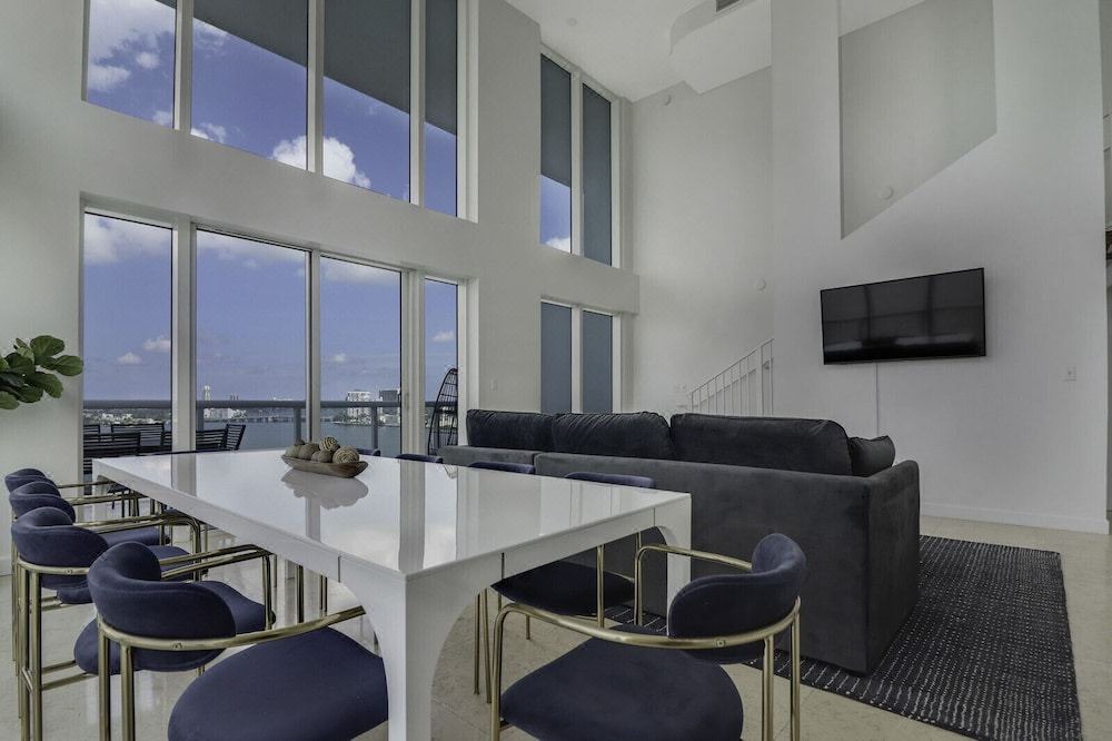 Photo of Livingroom in North Bay Village