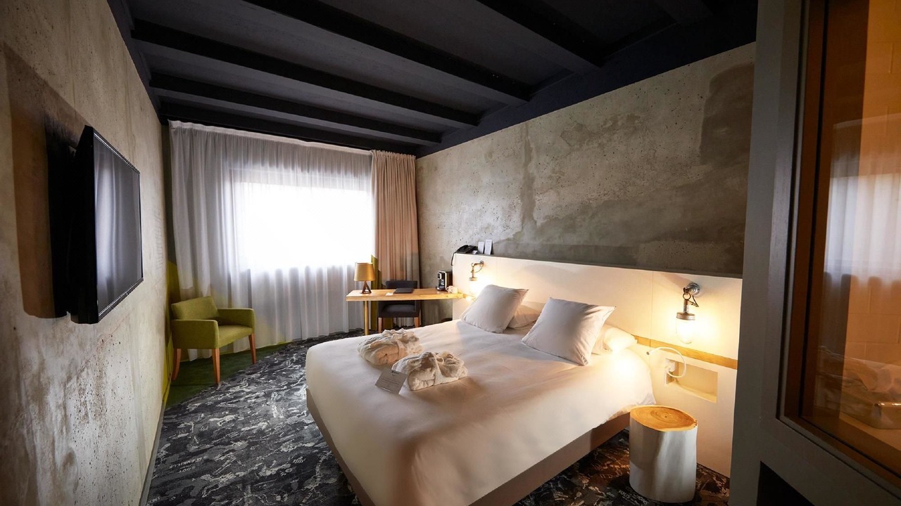 Photo of Others in Valence