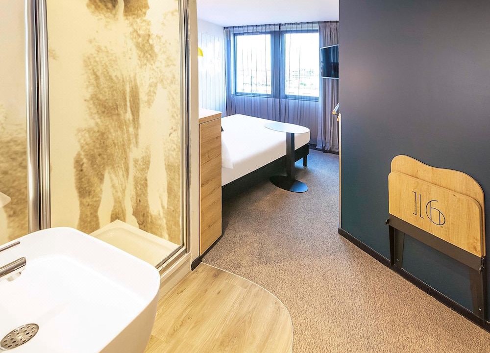 Photo of Bedroom in Republique–Point-du-Jour