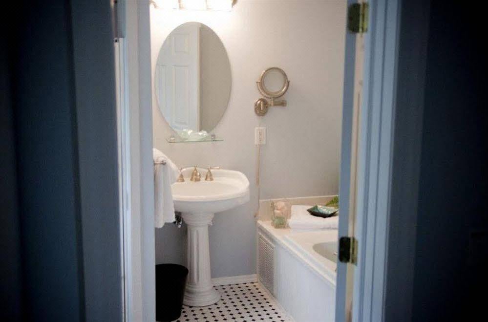 Photo of Bathroom in Wall