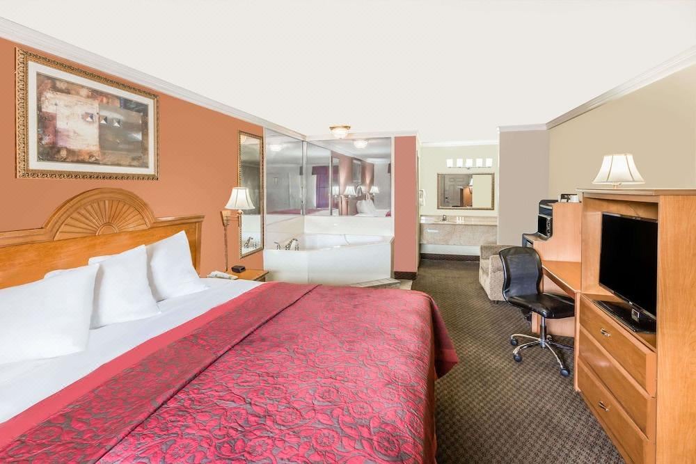 Photo of Bedroom in Pineville