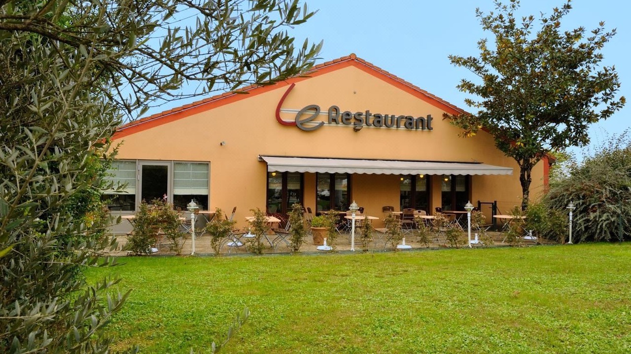 Photo of Buildings in Saintes