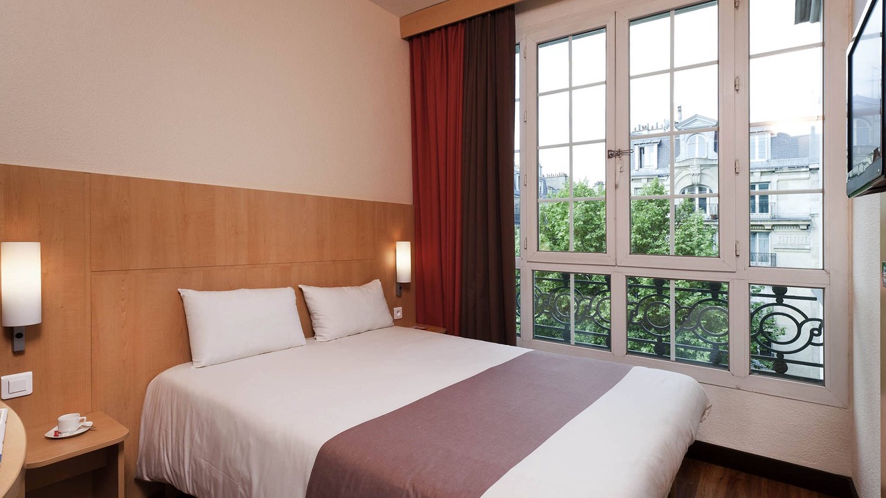 Photo of Bedroom in 18th Arrondissement