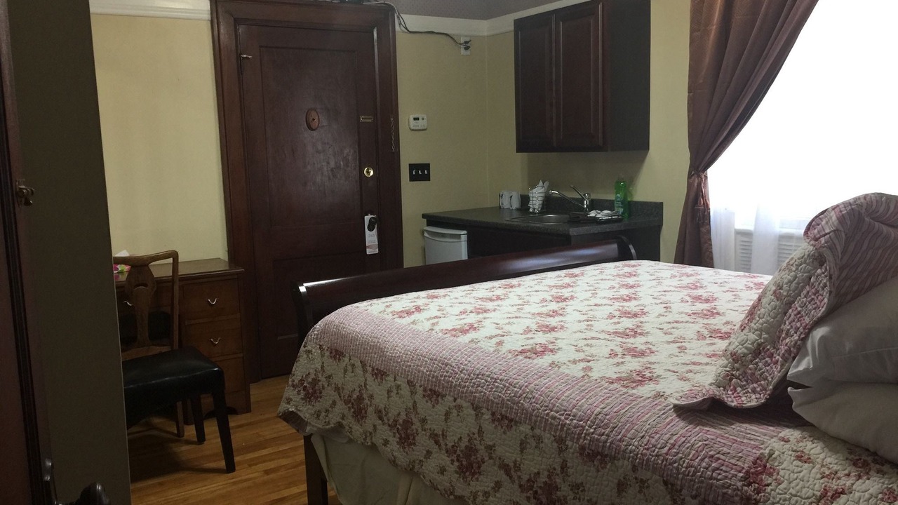 Photo of Bedroom in Queens Square