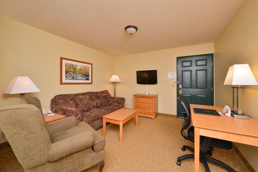 Photo of Livingroom in Proctor