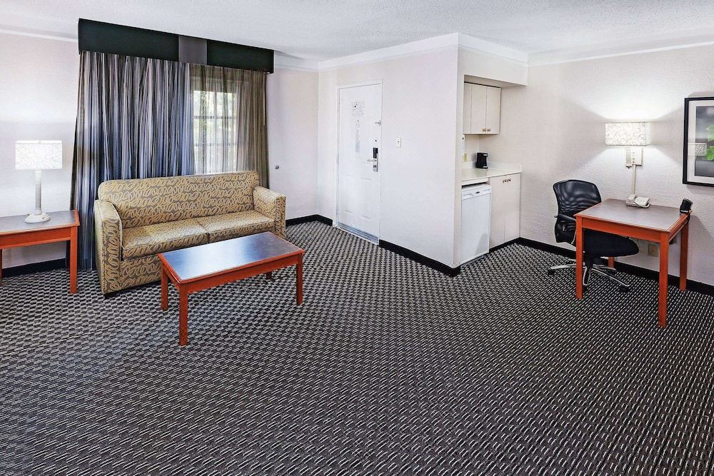 Photo of Livingroom in Knox - Henderson