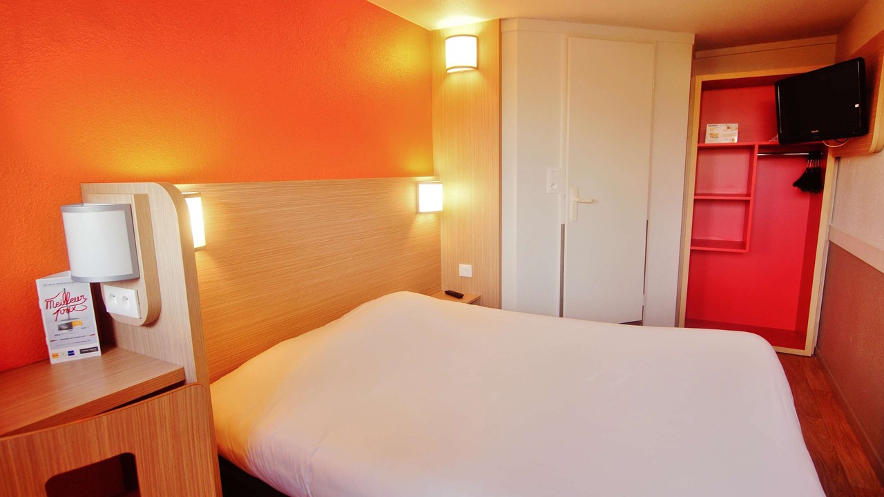 Photo of Bedroom in Saint-Lambert-des-Levees