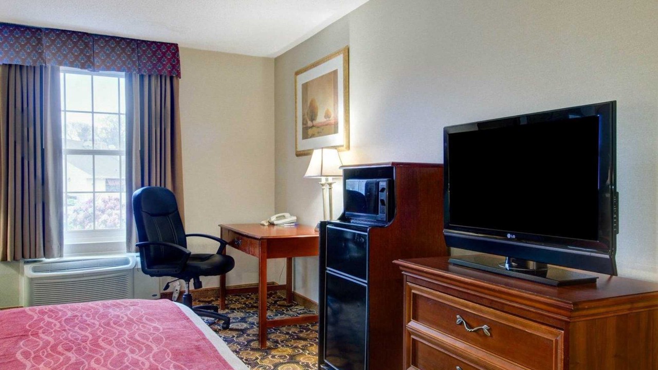 Photo of Livingroom in Foxboro