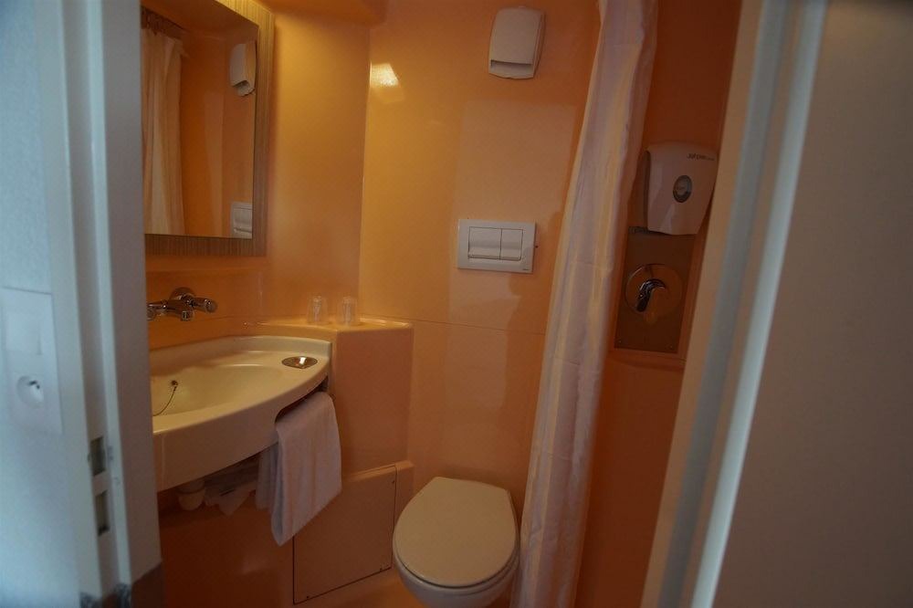 Photo of Bathroom in Saint-Lambert-des-Levees