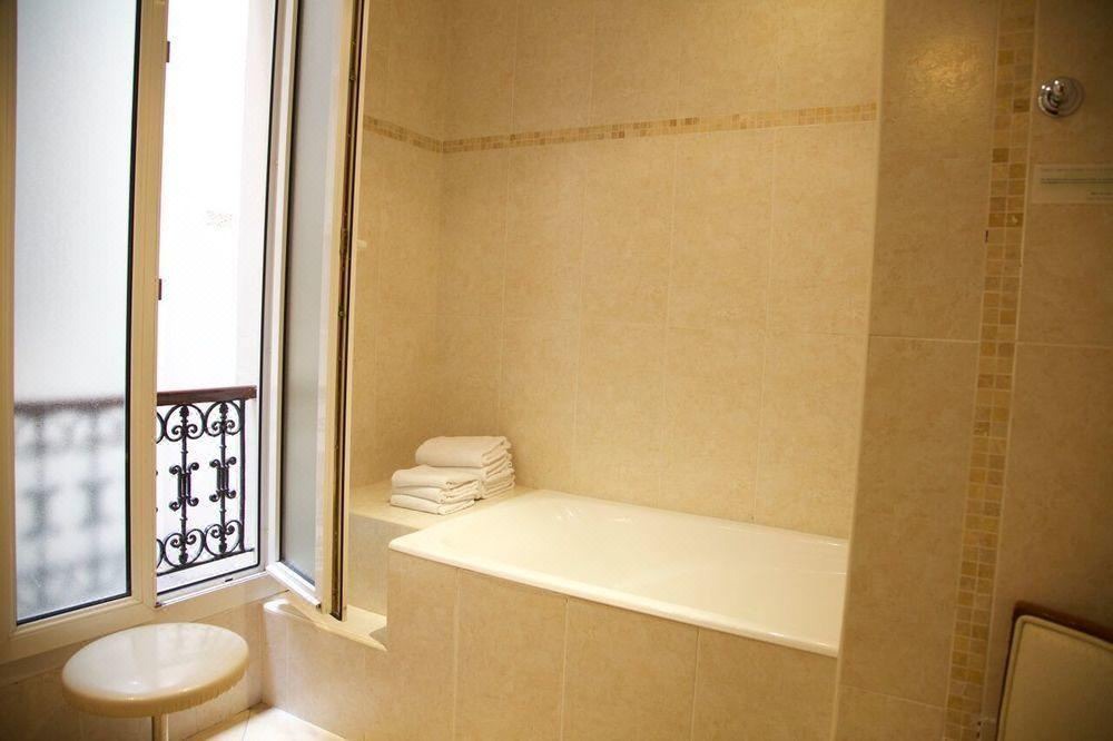 Photo of Bathroom in Quartier de la Salpetriere