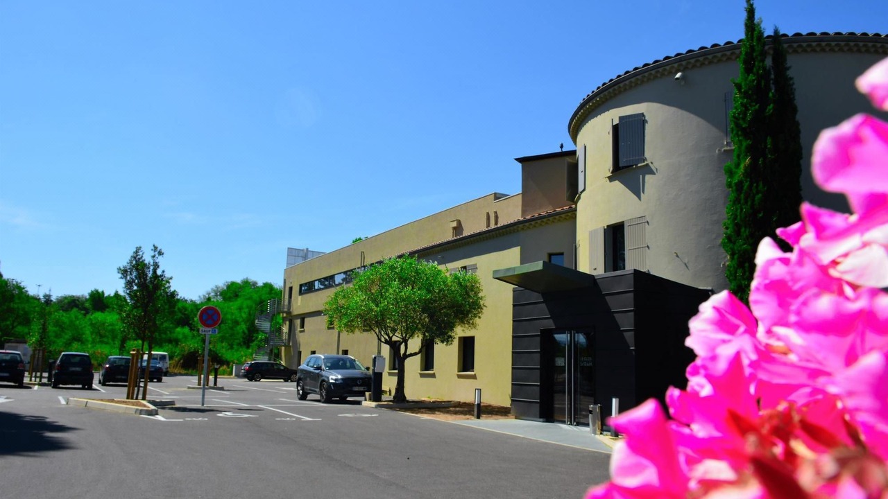 Photo of Others in Valence