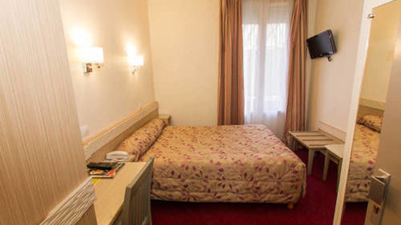 Photo of Bedroom in Saint-Fargeau