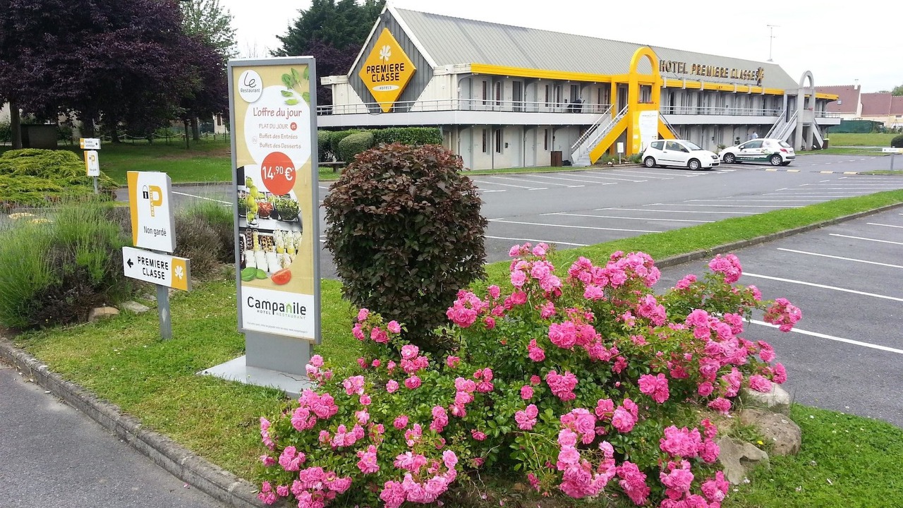 Photo of Buildings in Chaumontel