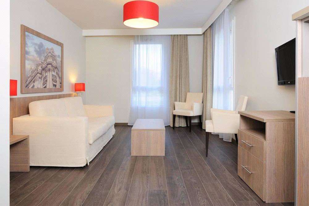 Photo of Livingroom in Guyancourt