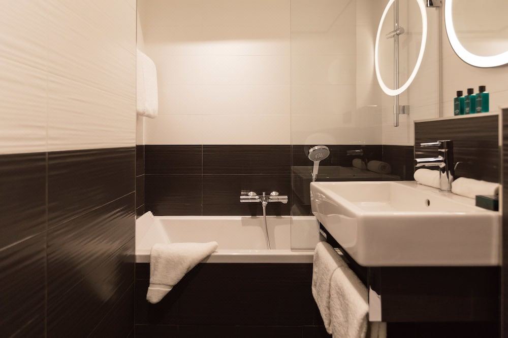 Photo of Bathroom in Quartier de la Plaine-de-Monceaux
