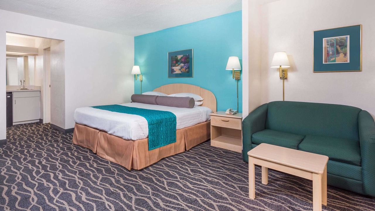 Photo of Livingroom in Commerce