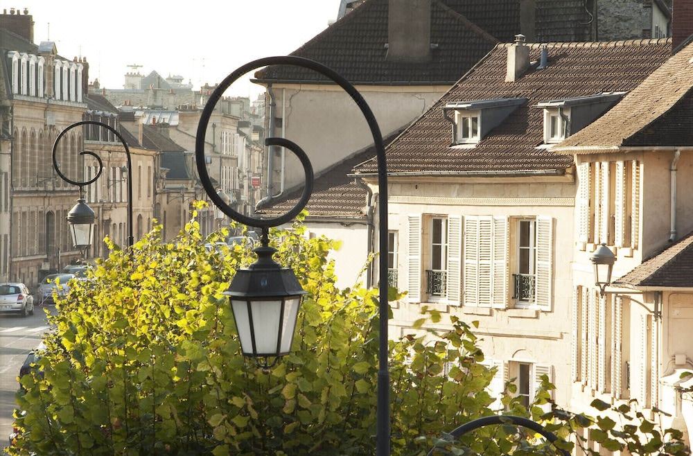 Photo of Buildings in Chantilly